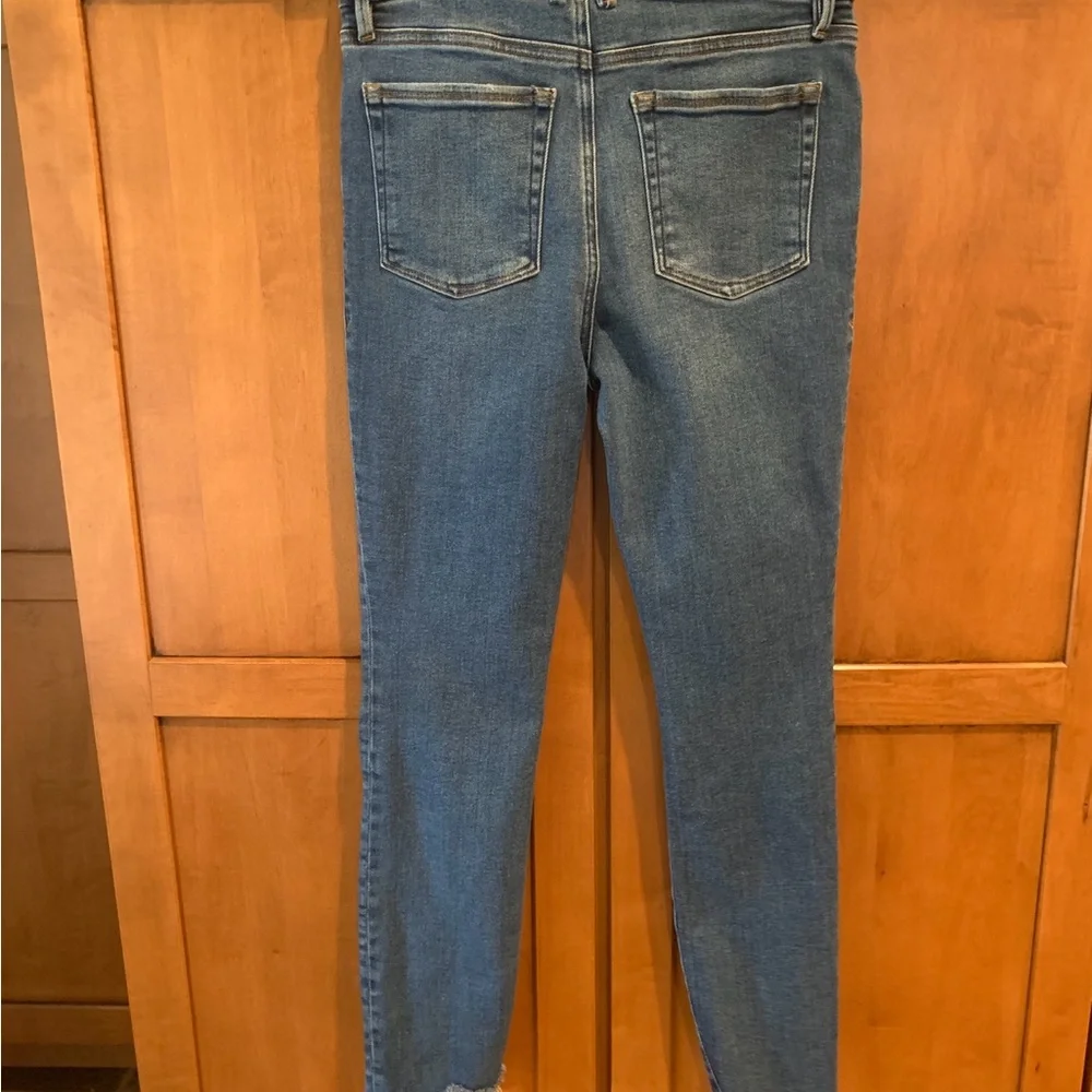 Good American Blue Ankle Cropped Jeans with Distressed Hem - Picture 9 of 13